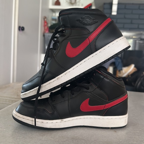 Jordan 1 Retro Mid black Gym Red Sneaker - Picture 6 of 8